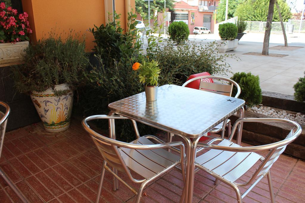 Hostal Montserrat Tona Exterior photo