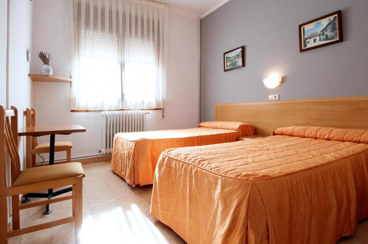 Hostal Montserrat Tona Room photo